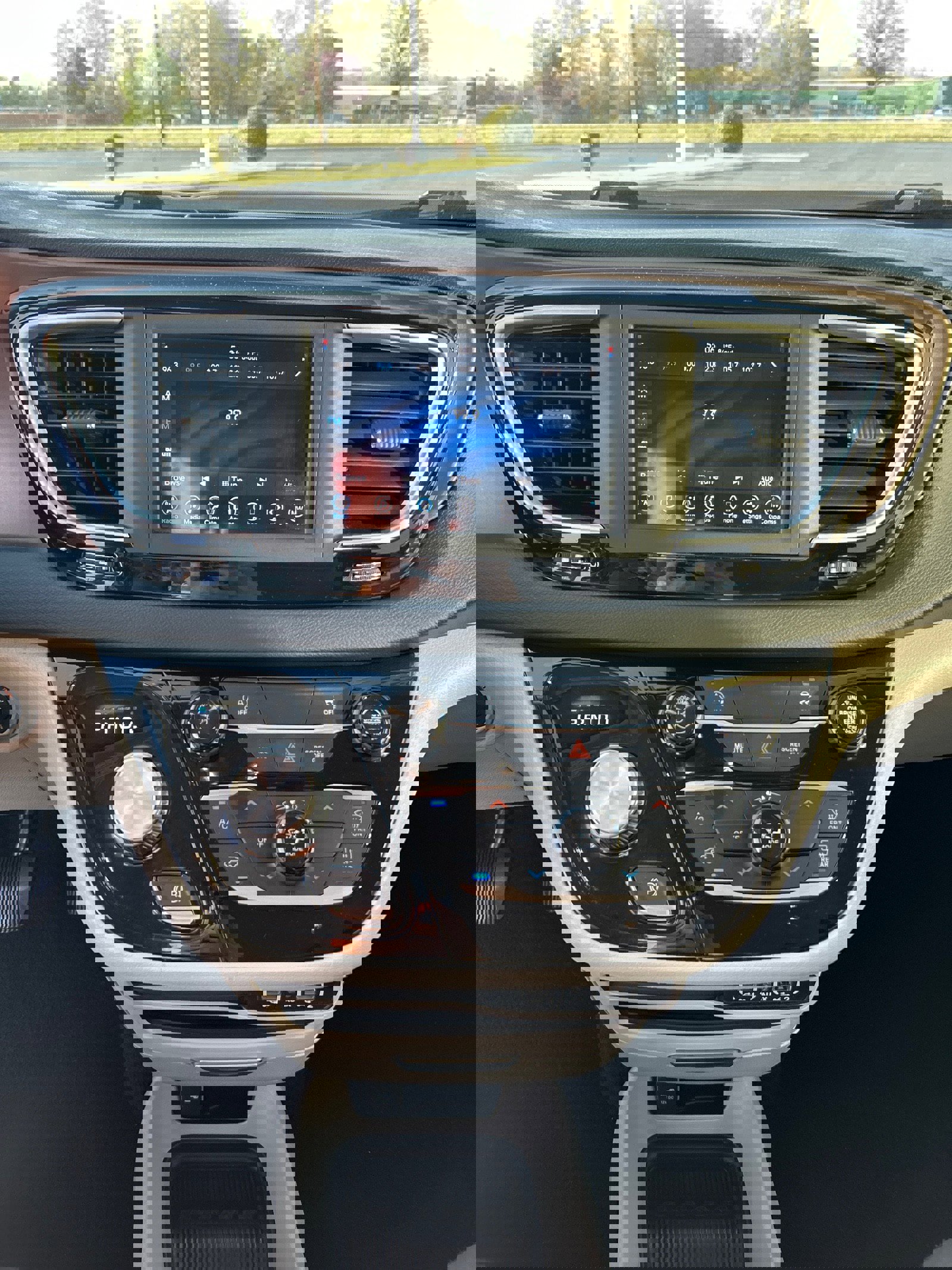 Used 2021 Chrysler Voyager LX image 23