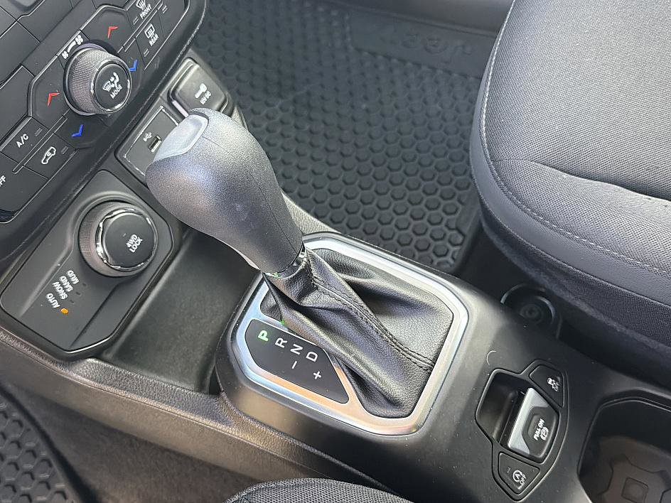 Used 2023 Jeep Renegade Latitude w/ Premium Group image 18