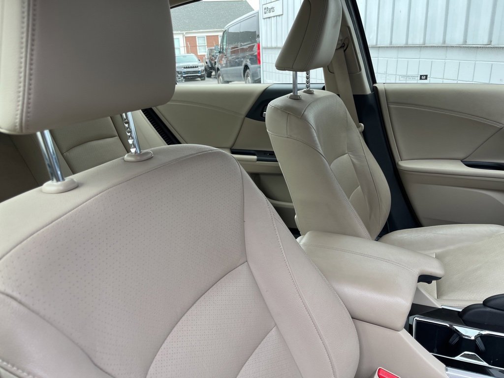 Used 2017 Honda Accord Touring image 40