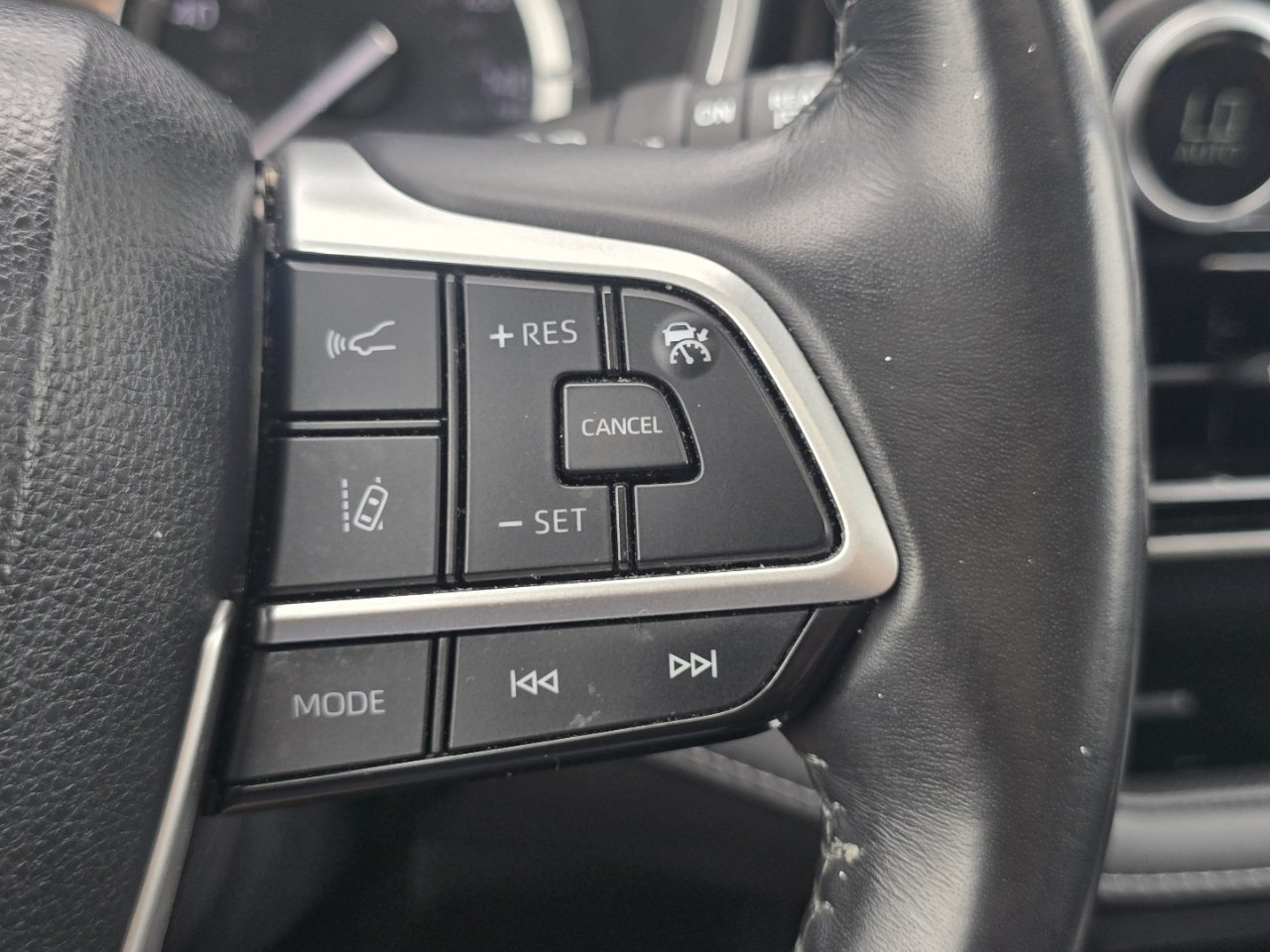 Used 2022 Toyota Highlander XLE FWD image 31
