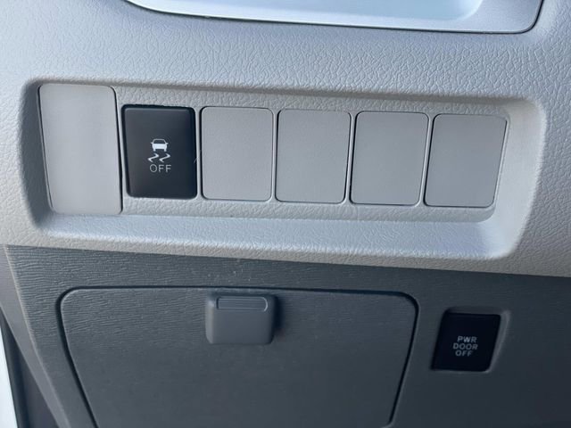 Used 2020 Toyota Sienna LE w/ Carpet Mat Package image 15
