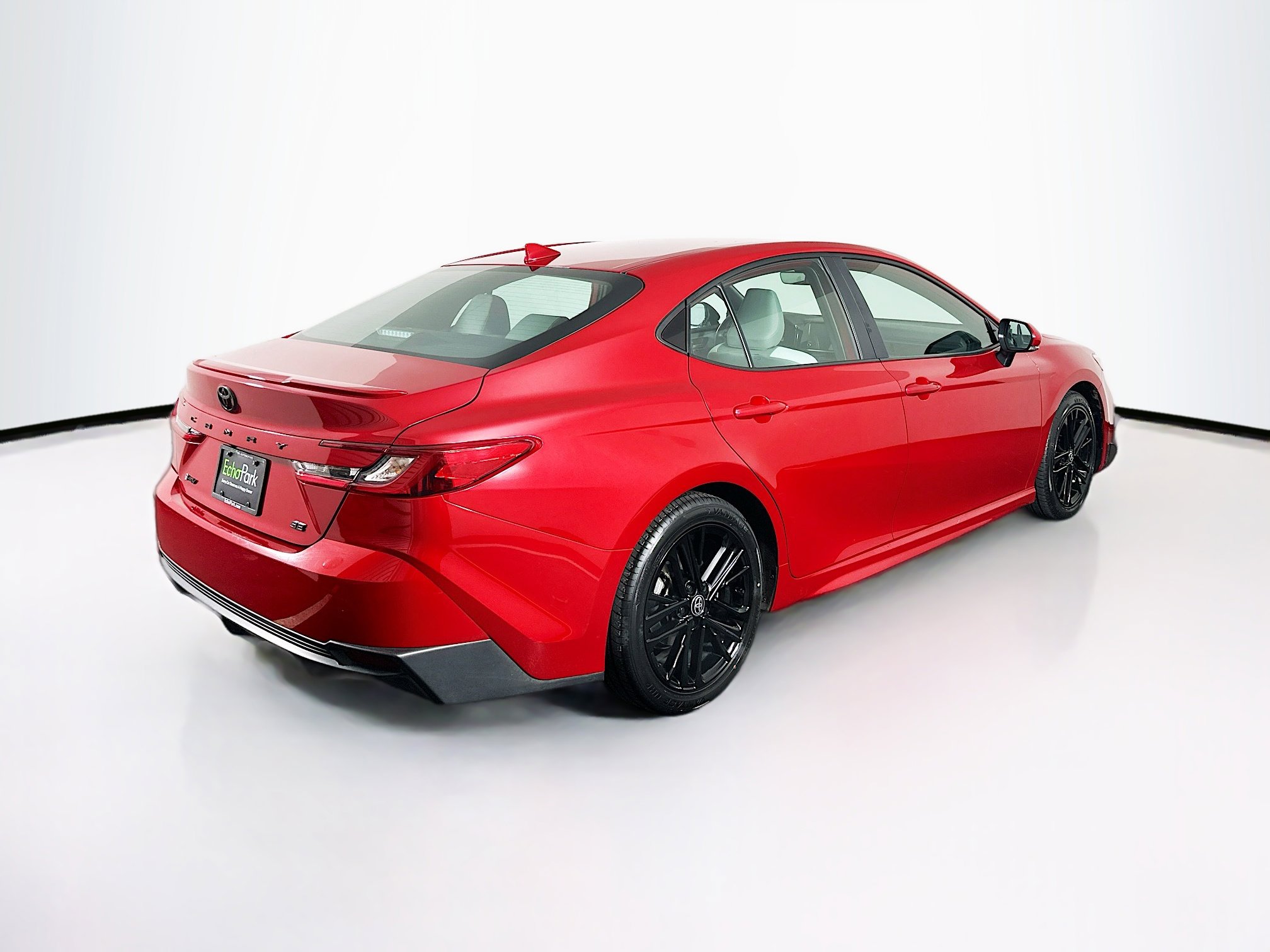 Used 2025 Toyota Camry SE image 9