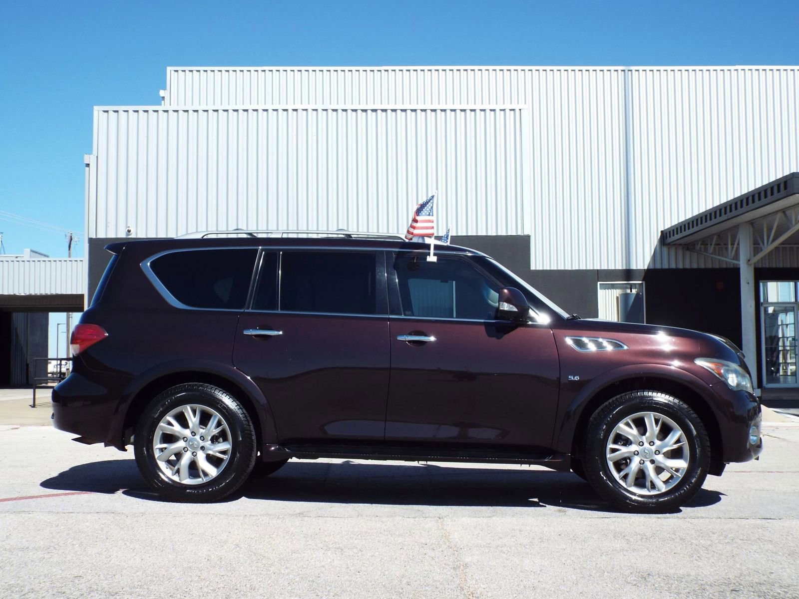Used 2014 INFINITI QX80 4WD w/ Deluxe Touring Package image 4