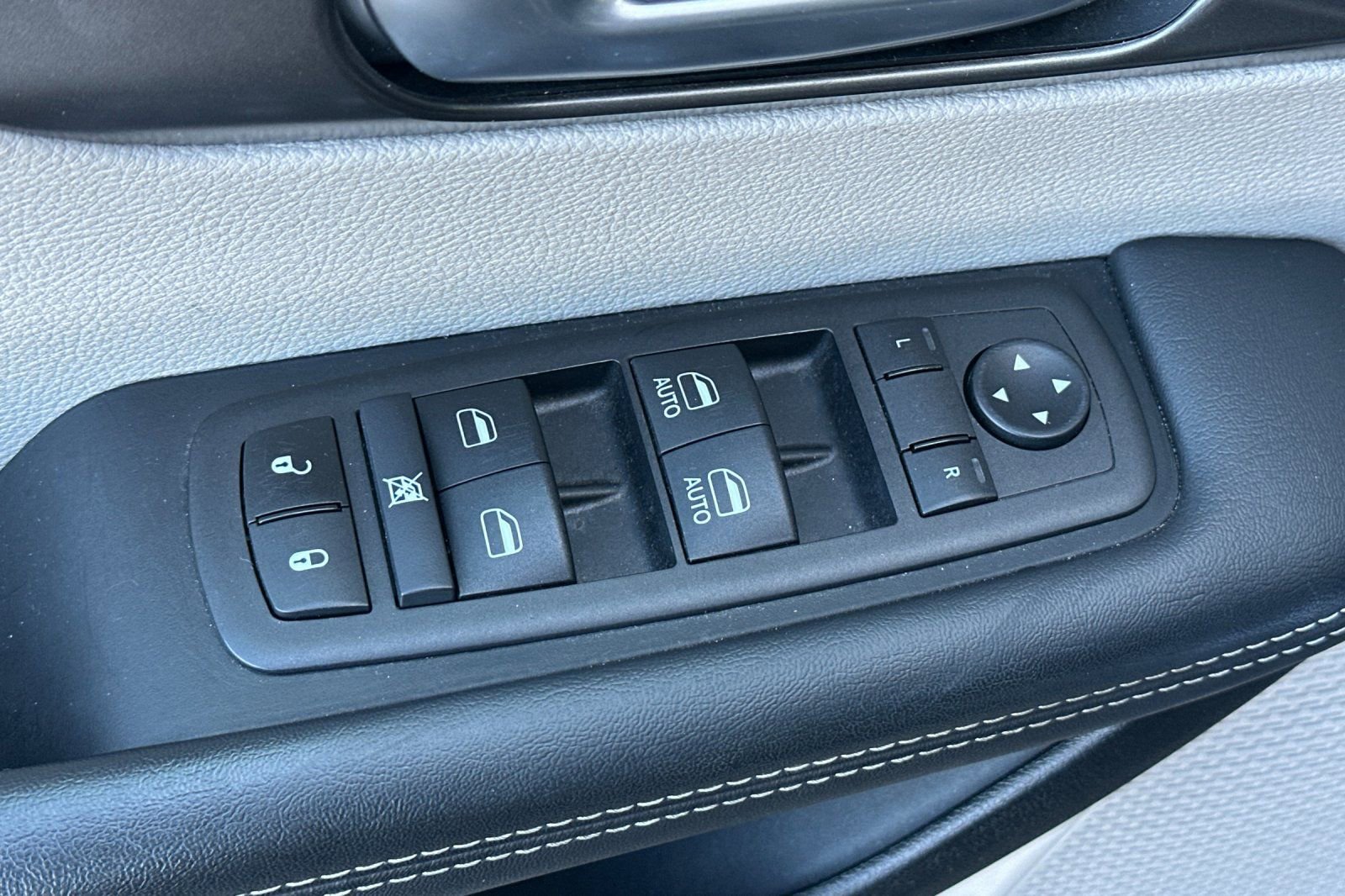 Used 2024 Chrysler Pacifica Select image 13