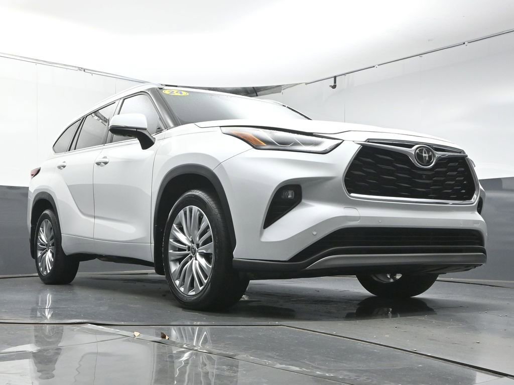 Used 2024 Toyota Highlander Platinum FWD image 34