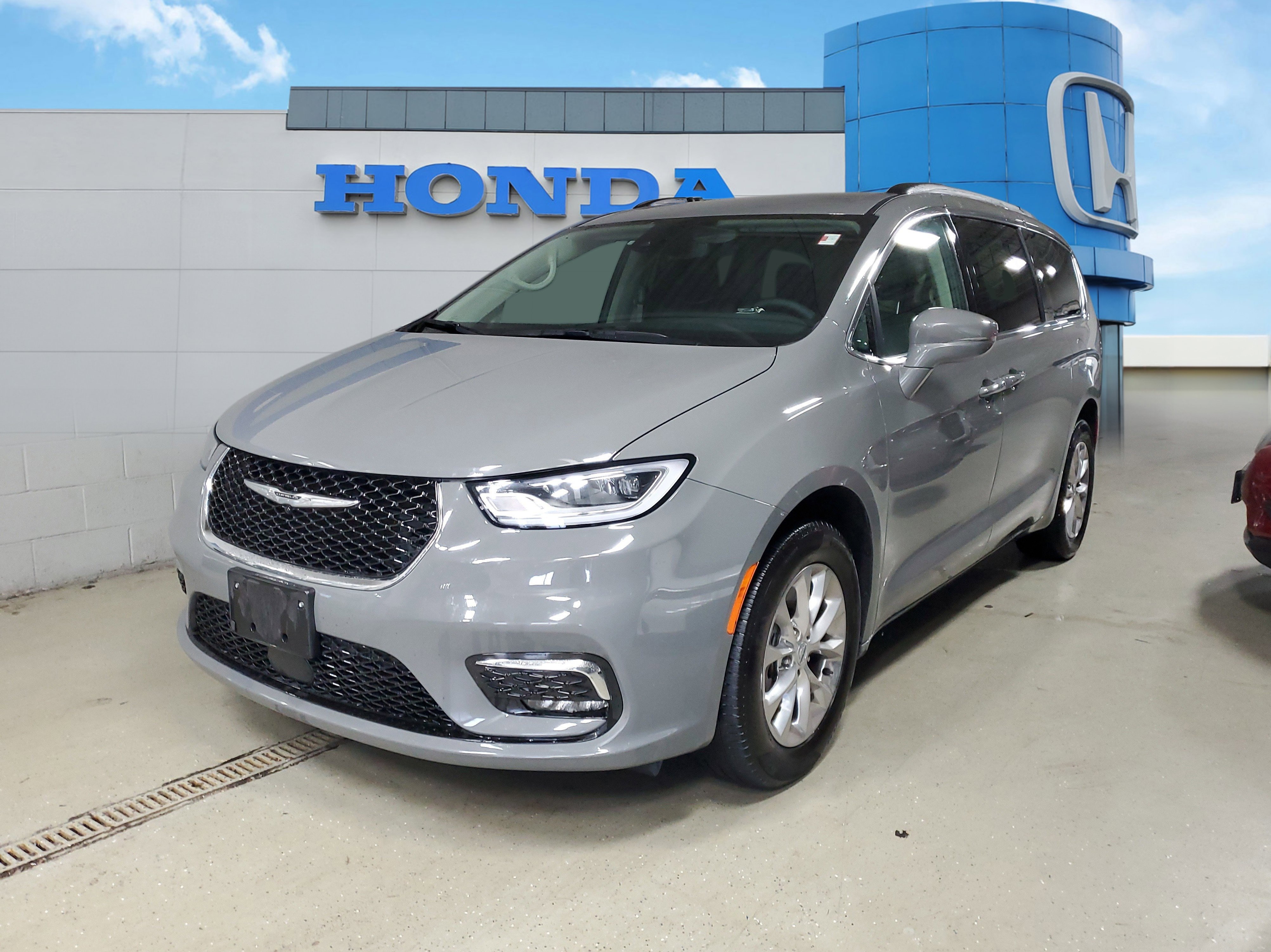 Used 2022 Chrysler Pacifica Touring-L AWD/4WD image 2