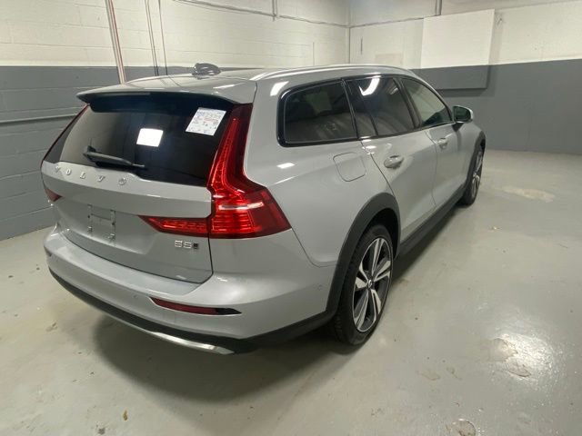 Certified 2025 Volvo V60 B5 Cross Country Plus image 3