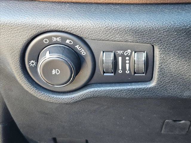 Used 2017 Chrysler Pacifica Limited w/ Tire & Wheel Group image 13