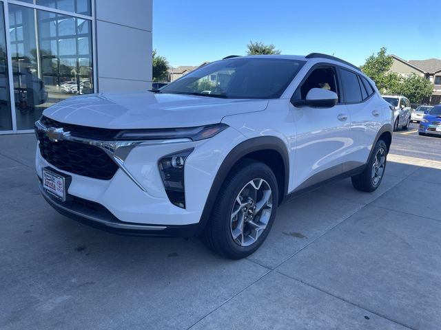 Used 2025 Chevrolet Trax LT FWD image 12