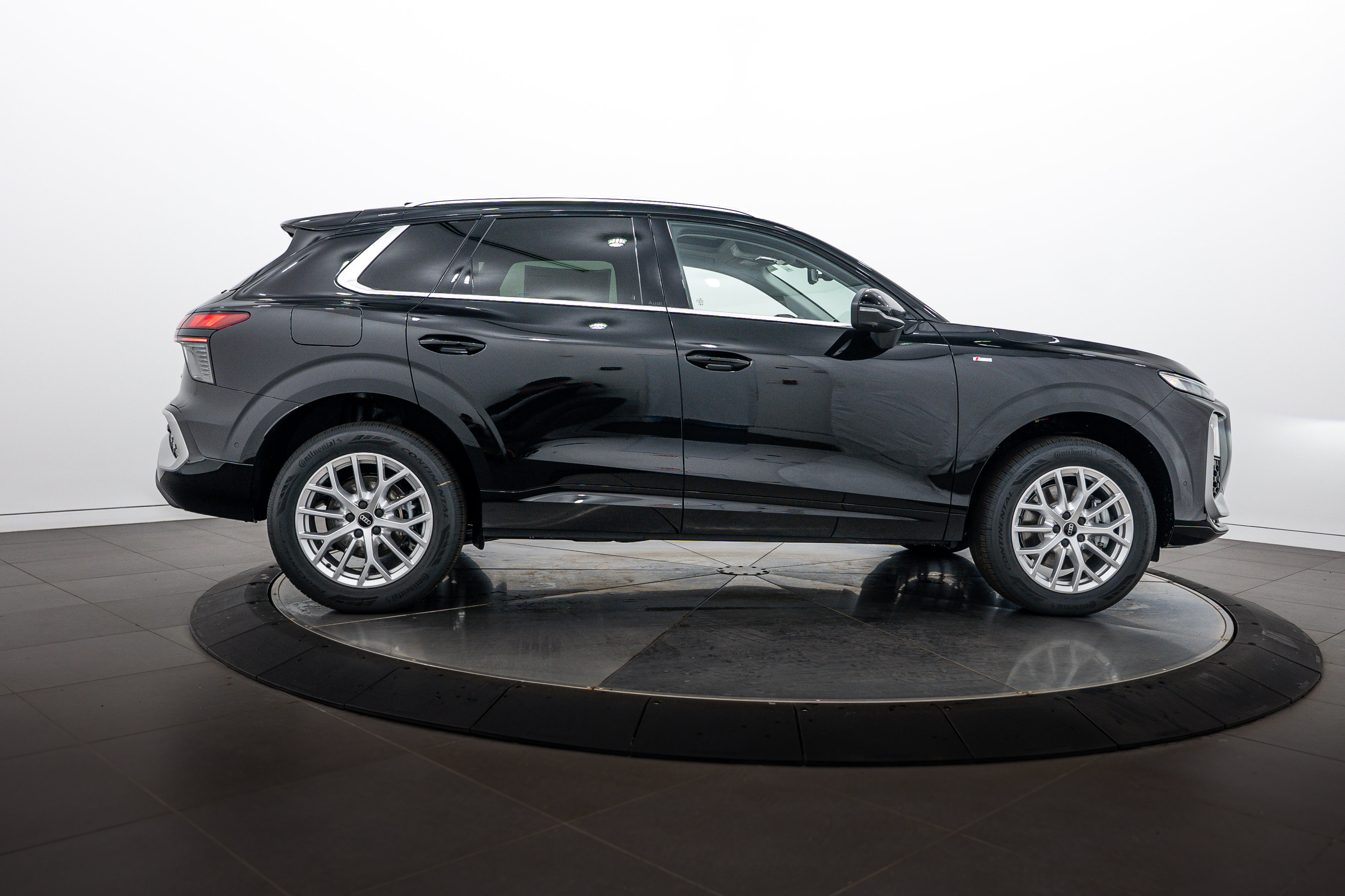 New 2026 Audi Q3 quattro 2.0T AWD/4WD image 3