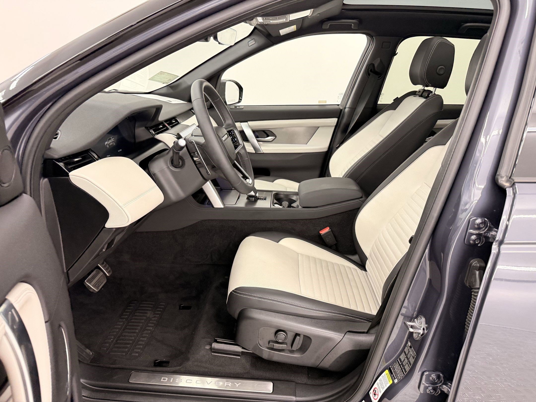 Certified 2025 Land Rover Discovery Sport Dynamic SE AWD/4WD image 5