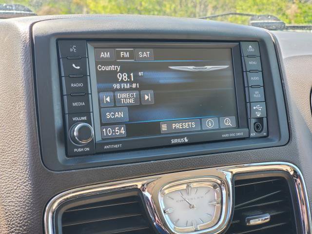 Used 2014 Chrysler Town & Country Touring FWD image 14