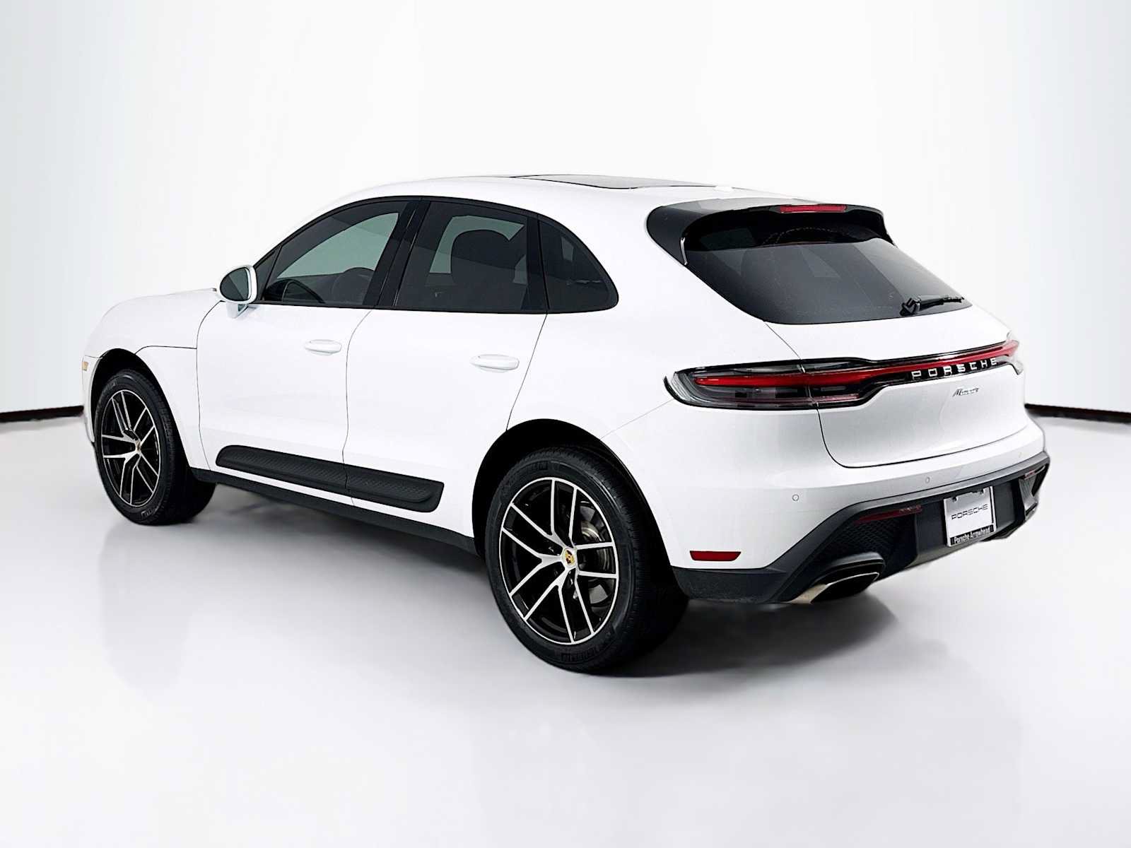 Certified 2025 Porsche Macan AWD/4WD image 3