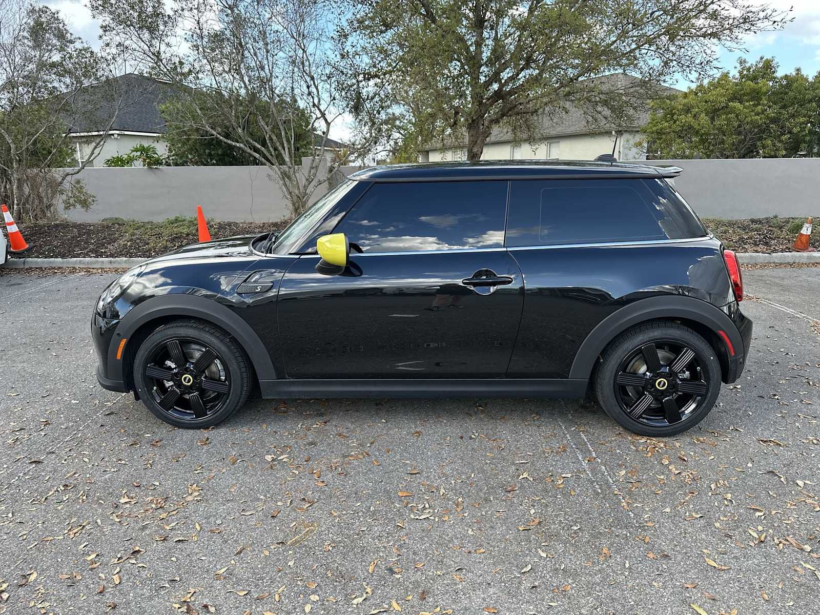Used 2024 MINI Cooper SE FWD image 3