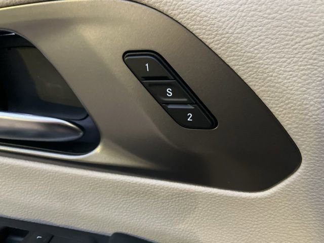 Used 2023 Chrysler Pacifica Touring-L image 16