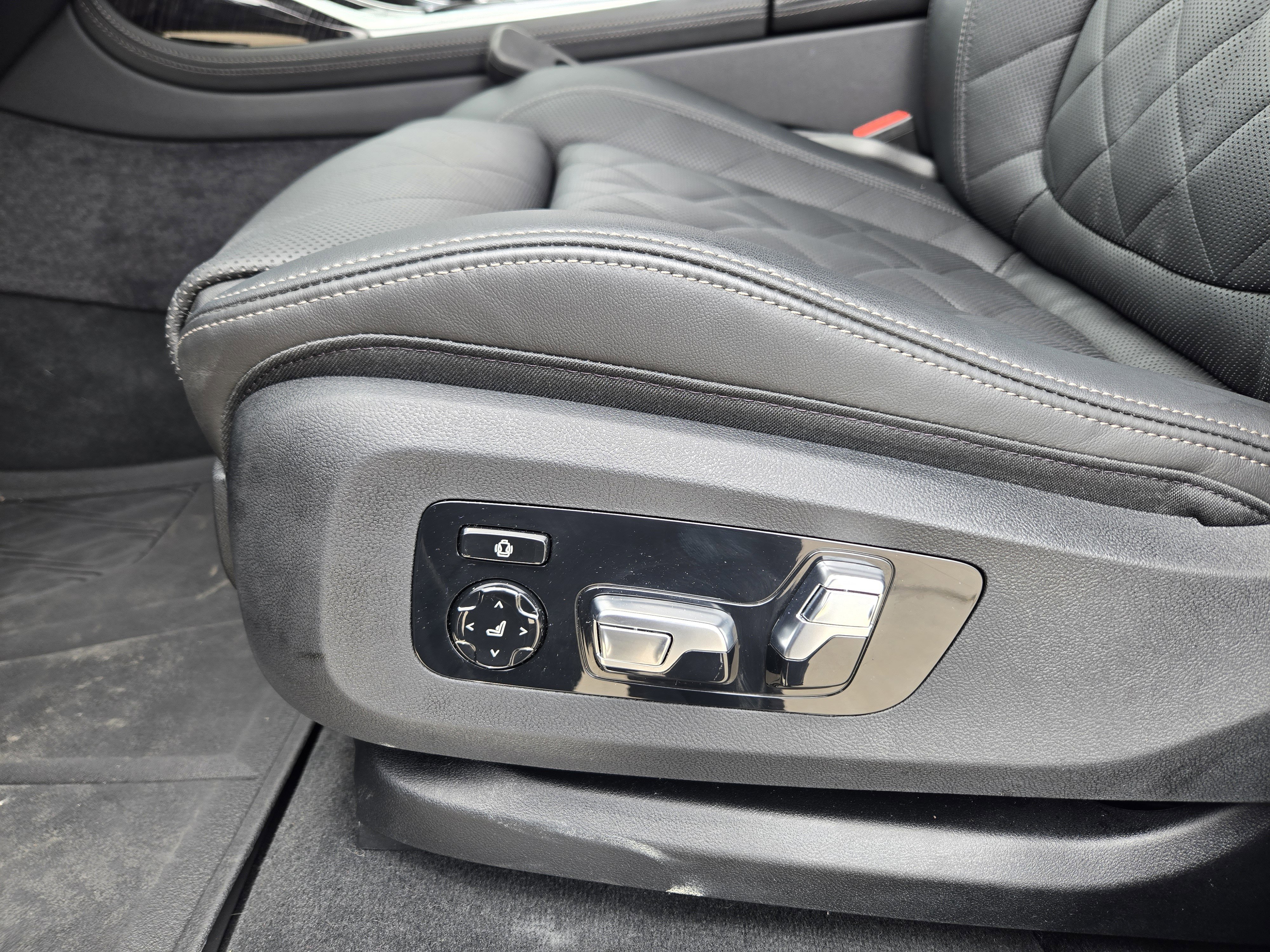 Used 2026 BMW X7 xDrive40i w/ M Sport Package AWD/4WD image 33