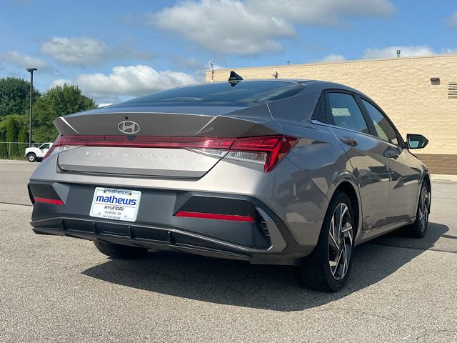 Used 2024 Hyundai Elantra SEL w/ Convenience Package FWD image 5