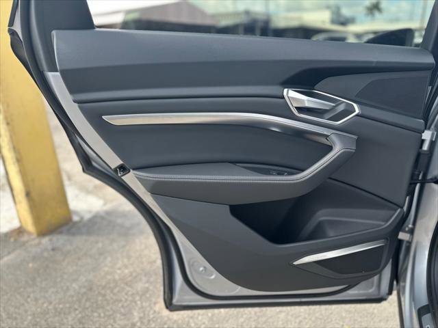 Used 2023 Audi e-tron Premium Plus w/ Premium Plus Package image 17