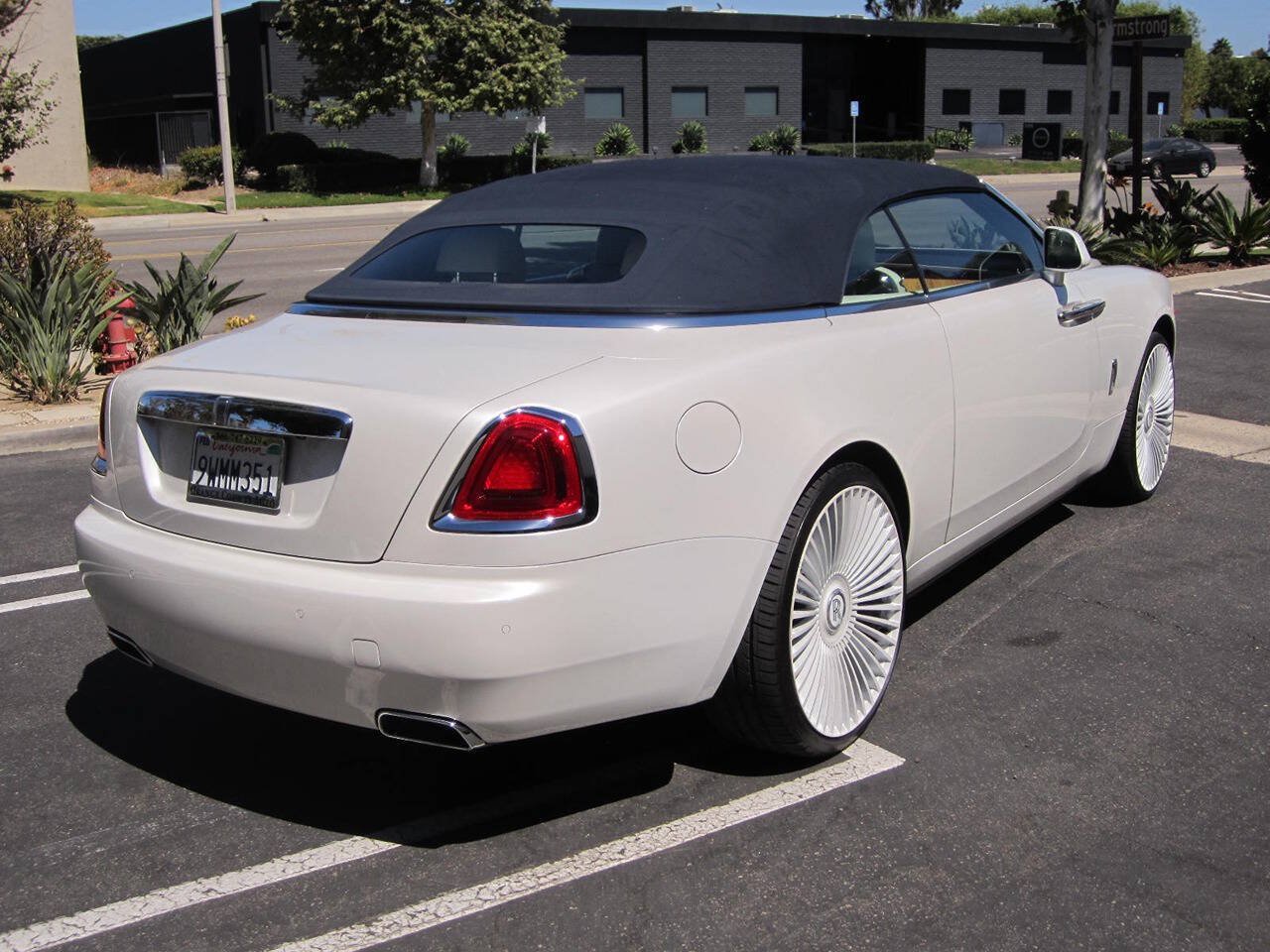 Used 2016 Rolls-Royce Dawn RWD image 3