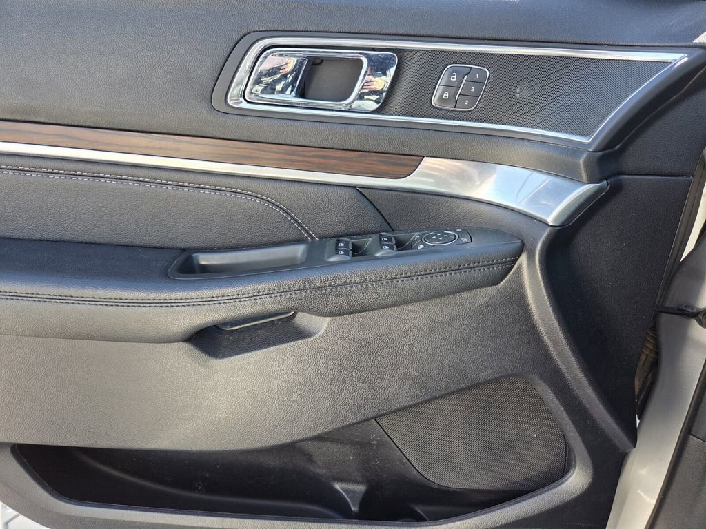 Used 2018 Ford Explorer Limited image 26