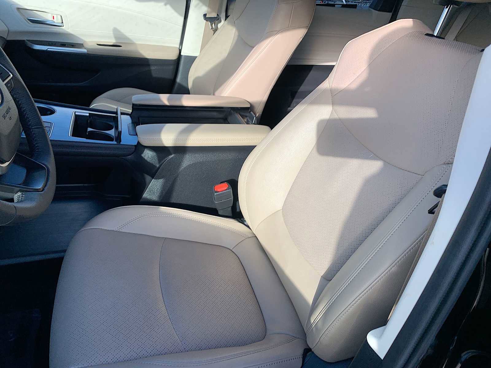 Used 2024 Toyota Sienna Limited image 20