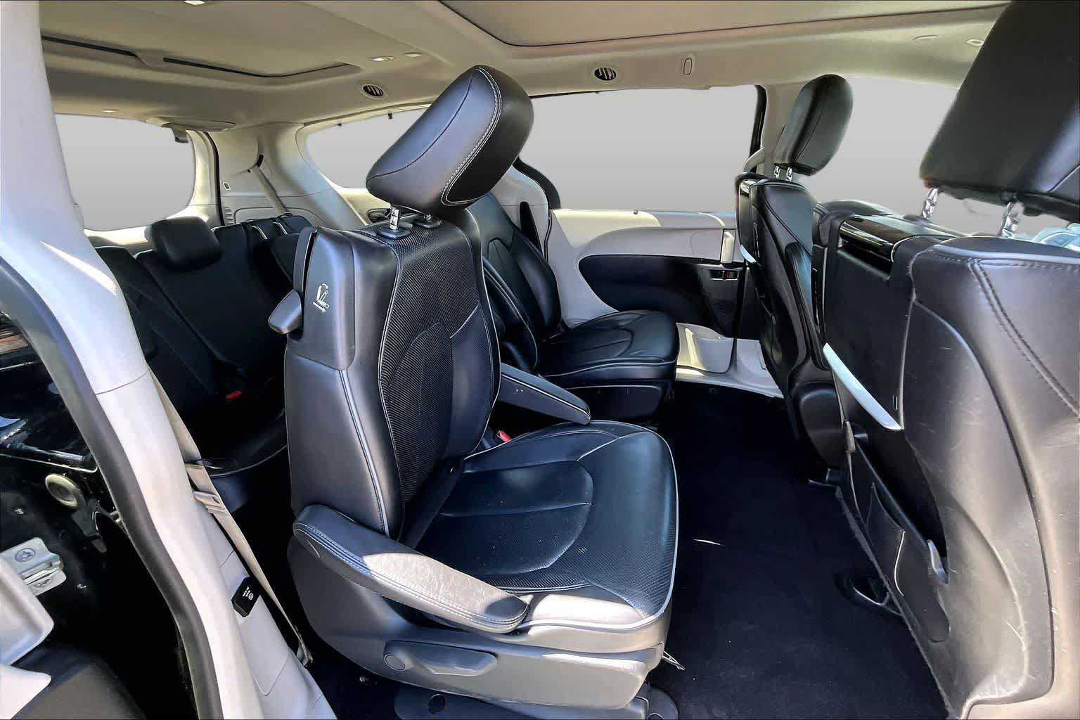 Used 2018 Chrysler Pacifica Limited w/ Advanced Safetytec Group FWD image 20