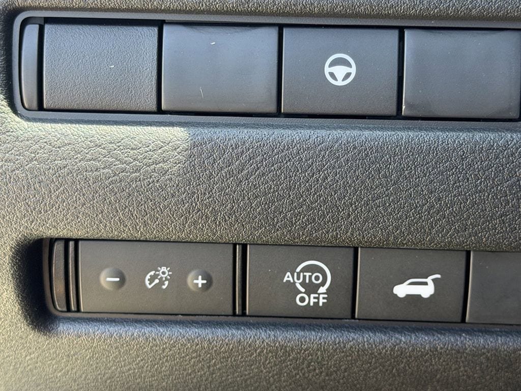 Used 2025 Nissan Rogue SV FWD image 24