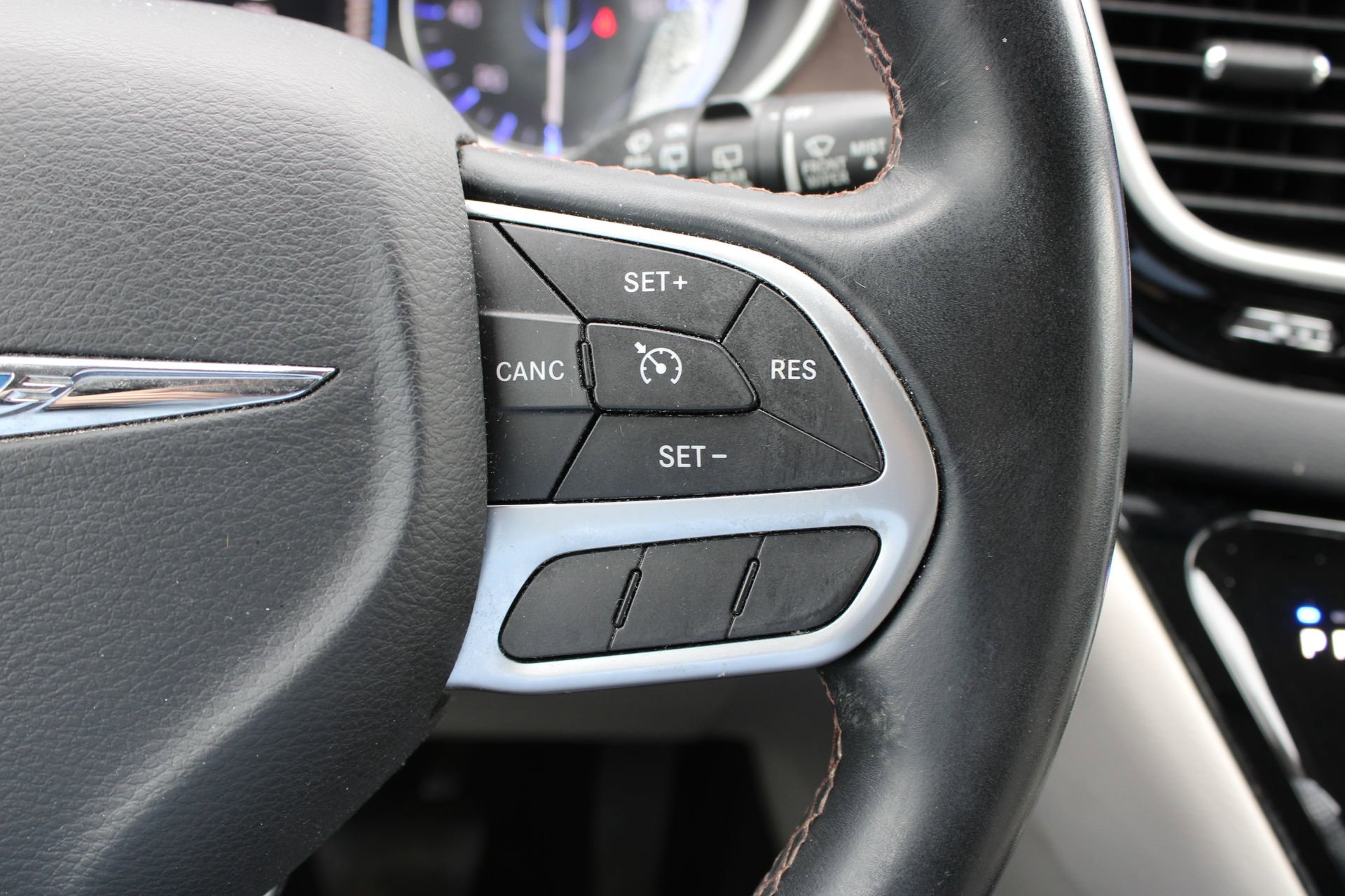 Used 2017 Chrysler Pacifica Touring-L image 31