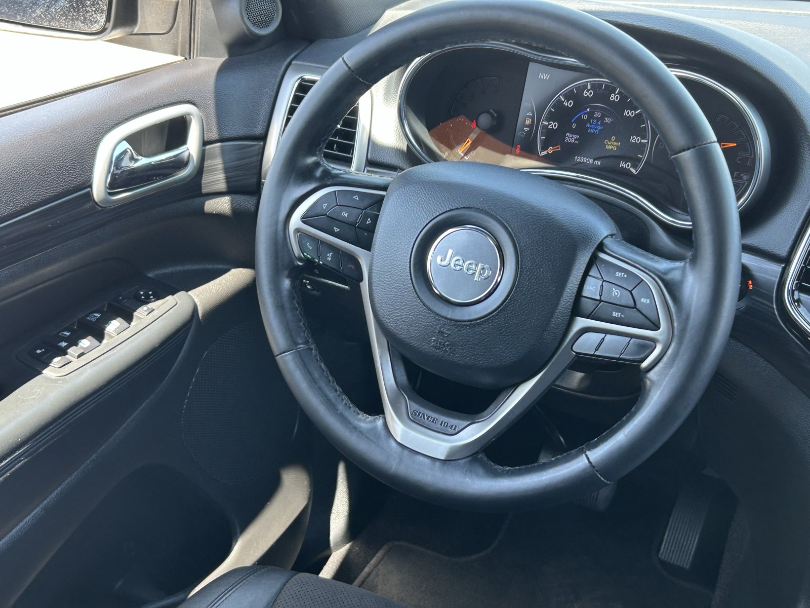 Used 2020 Jeep Grand Cherokee Altitude RWD image 17