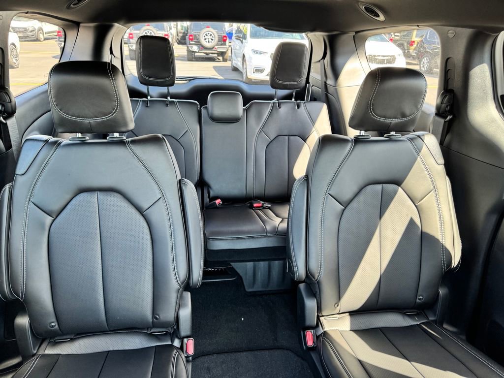 New 2026 Chrysler Pacifica Select image 13