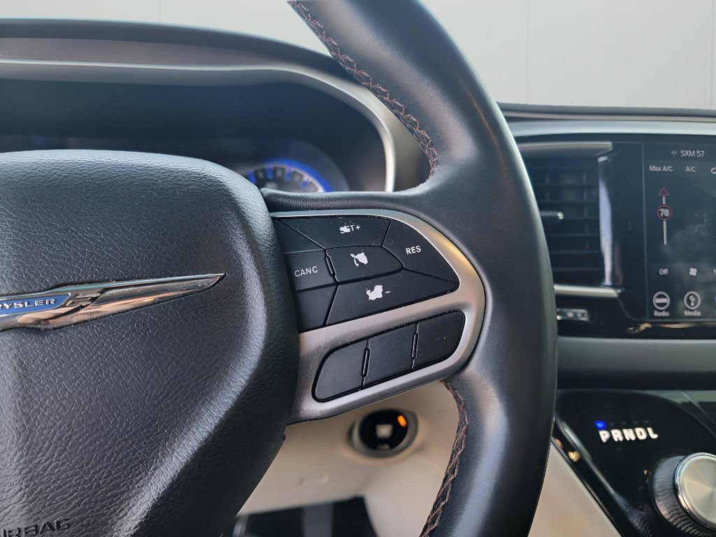 Used 2018 Chrysler Pacifica Touring-L image 18