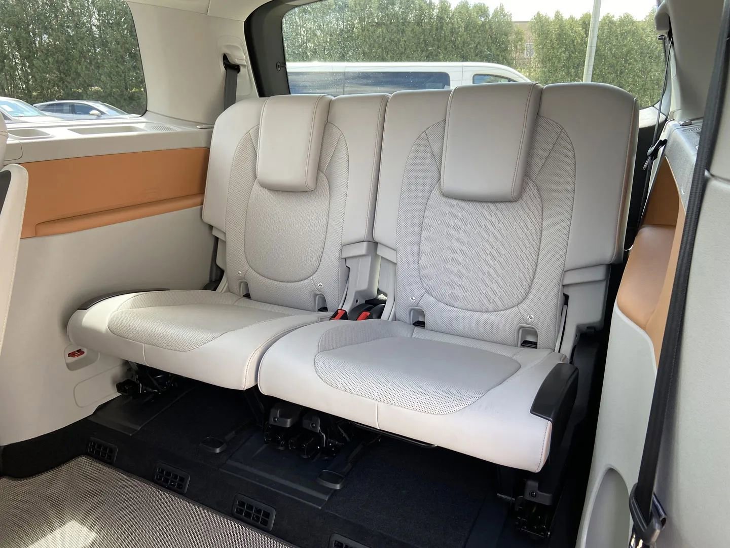 Used 2025 Volkswagen ID. Buzz 1st Edition image 28