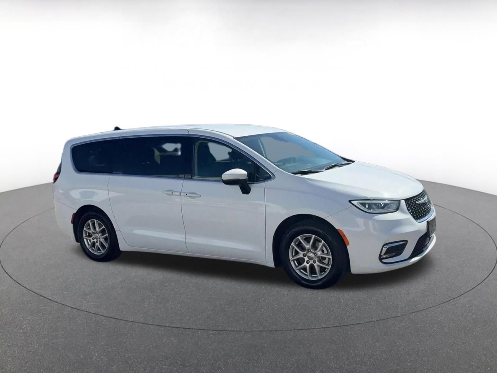 Used 2023 Chrysler Pacifica Touring-L image 2