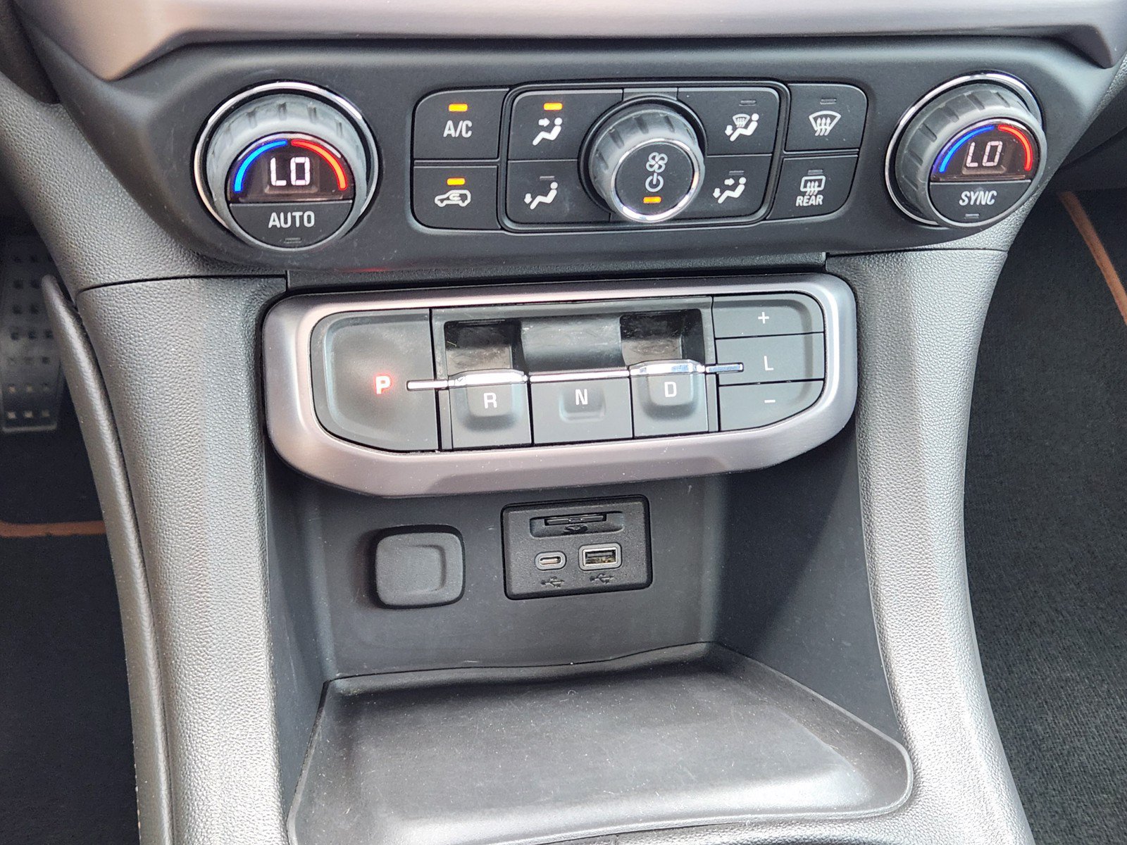 Used 2020 GMC Acadia AT4 AWD/4WD image 16