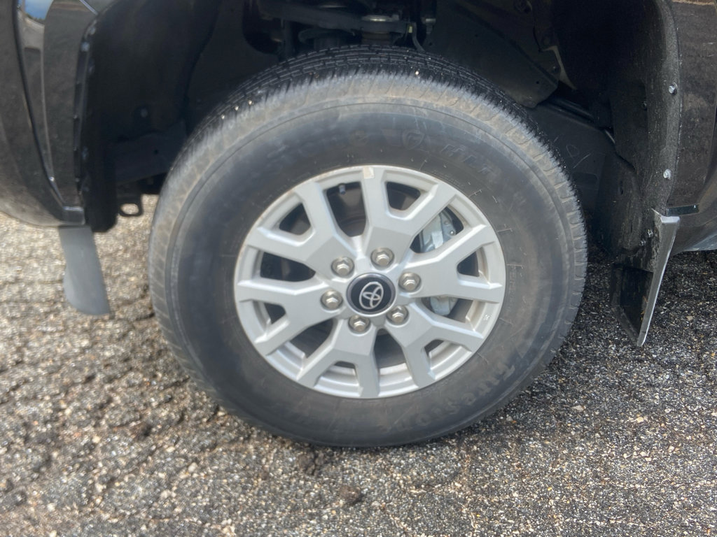 Used 2024 Toyota Tacoma SR5 AWD/4WD image 34