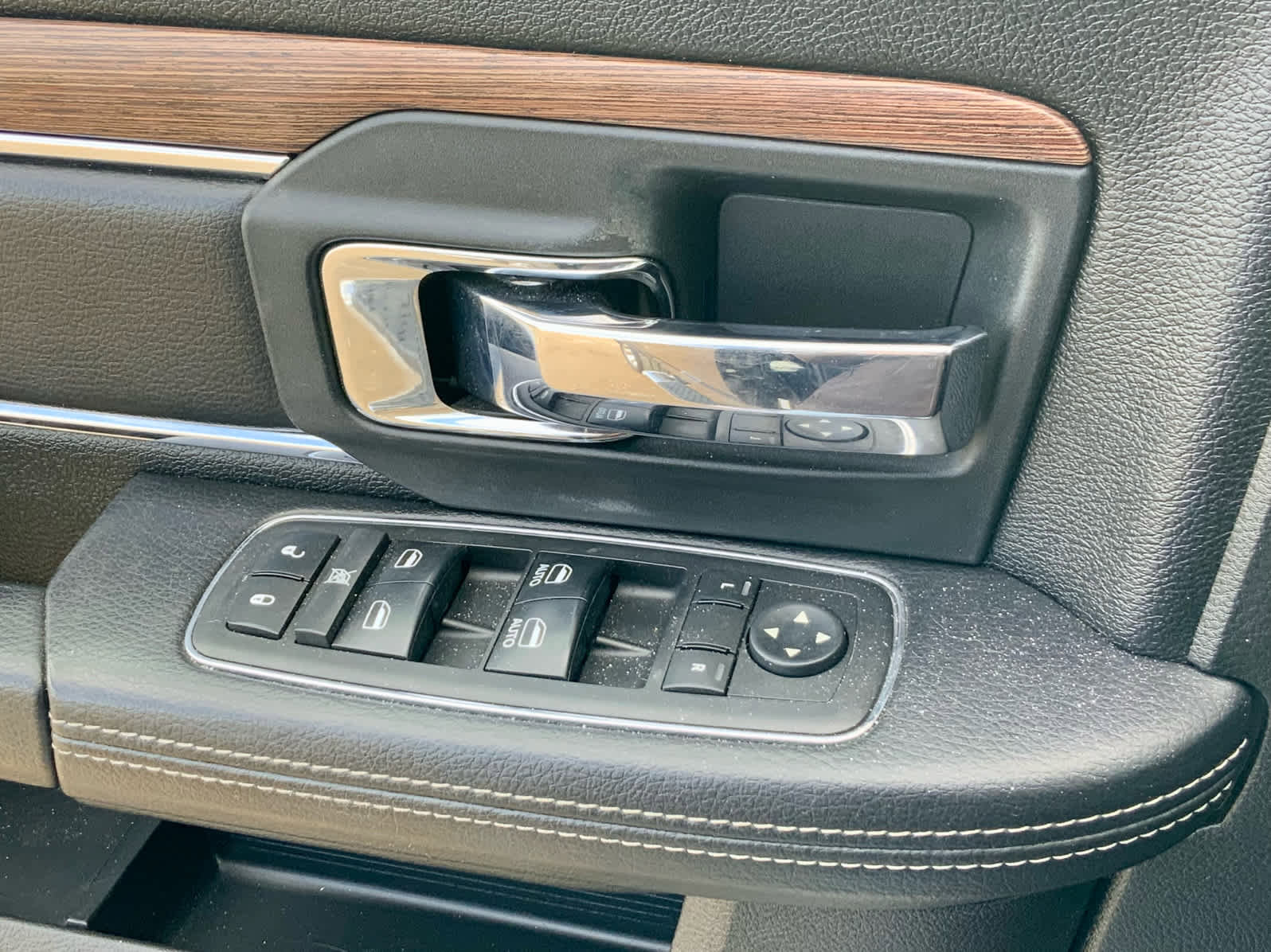 Used 2018 RAM 1500 Laramie image 44