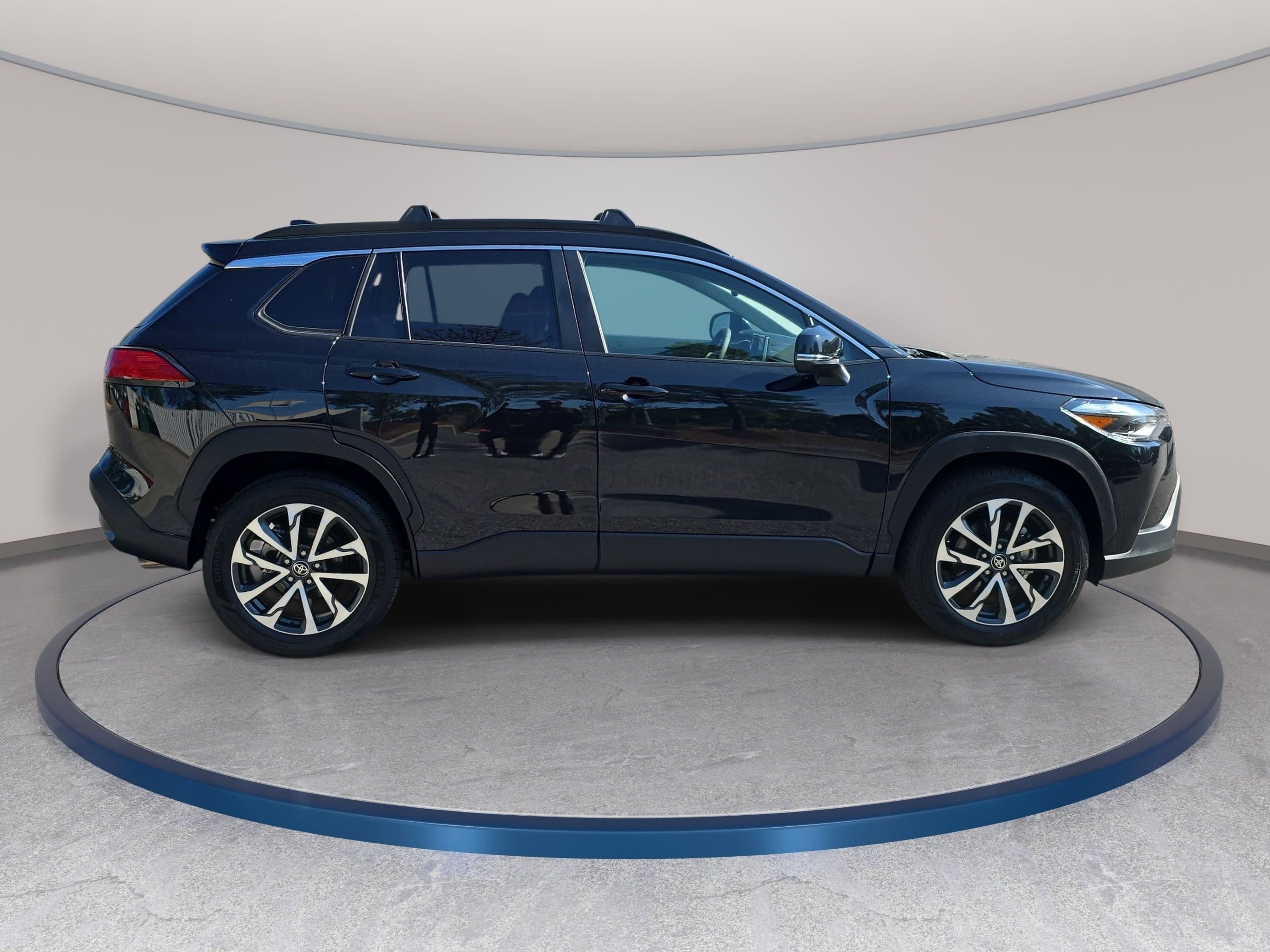 Used 2025 Toyota Corolla Cross XLE w/ Convenience Package image 4