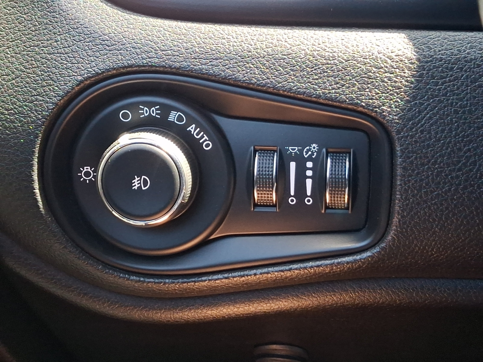 Used 2015 Jeep Renegade Latitude AWD/4WD image 22