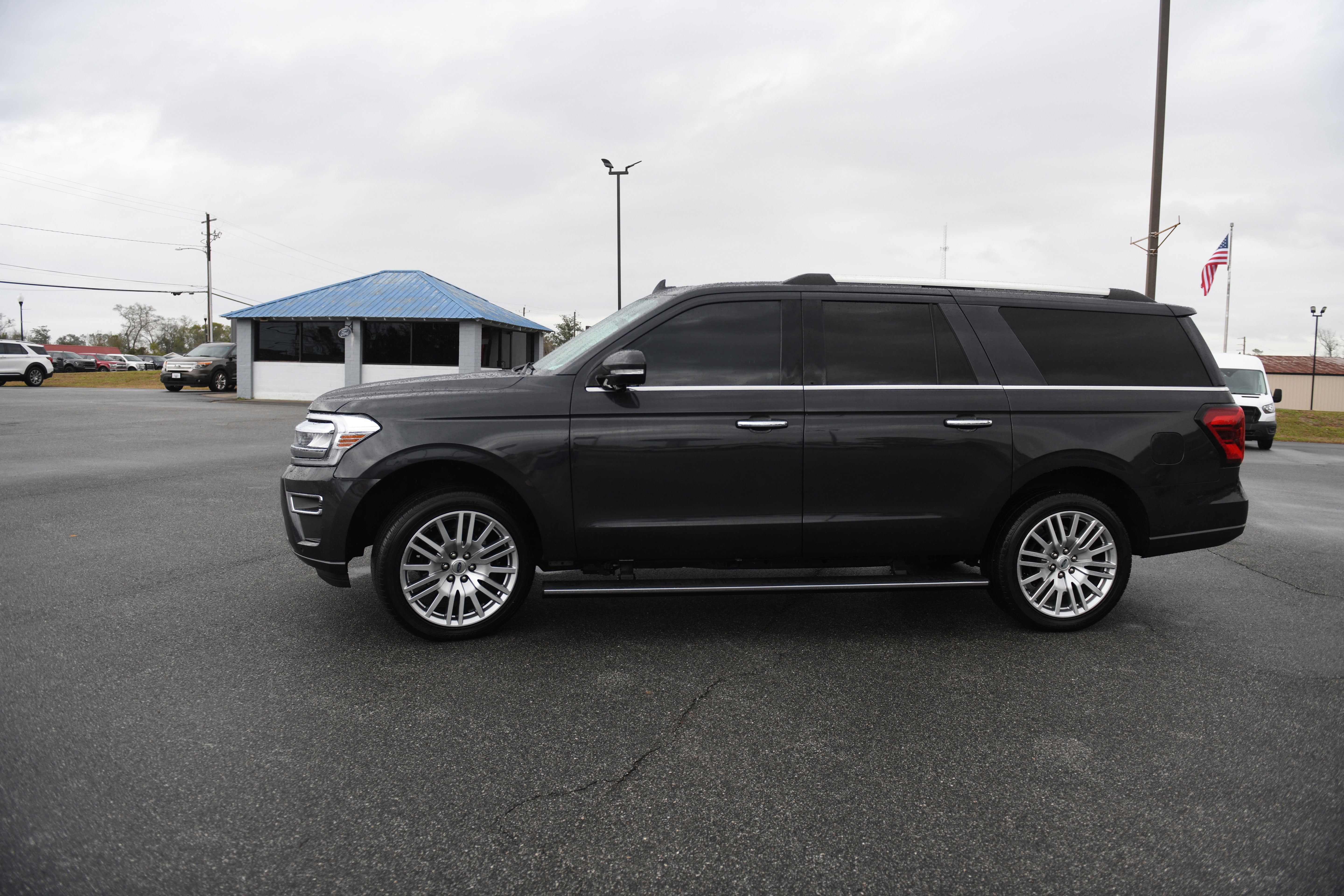 Used 2024 Ford Expedition Max Limited image 9