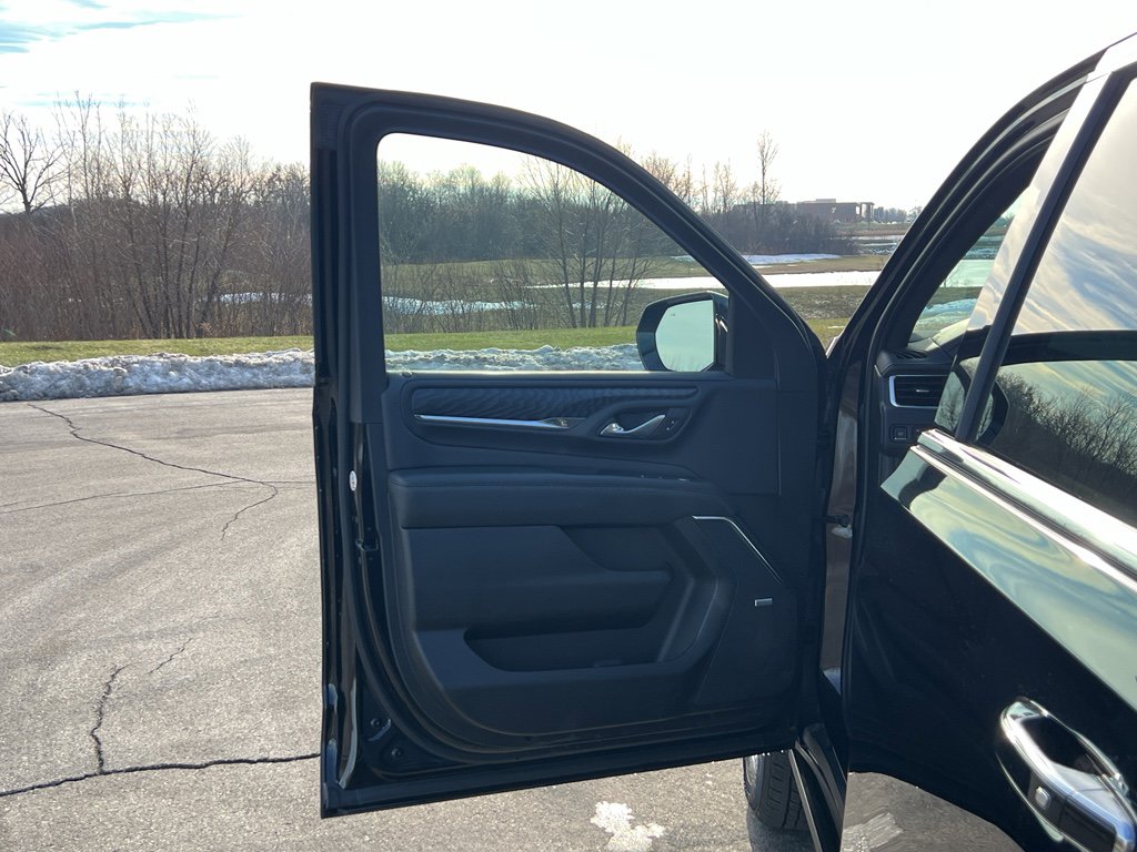 Used 2023 GMC Yukon XL Denali image 11