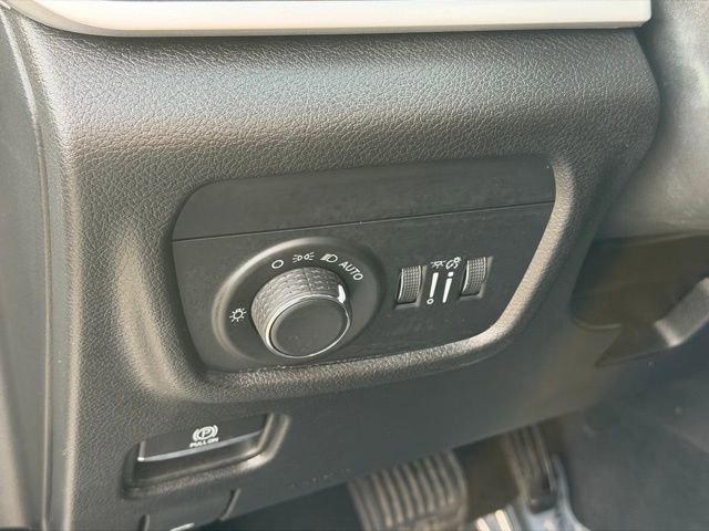 Used 2023 Jeep Grand Cherokee L Laredo image 11