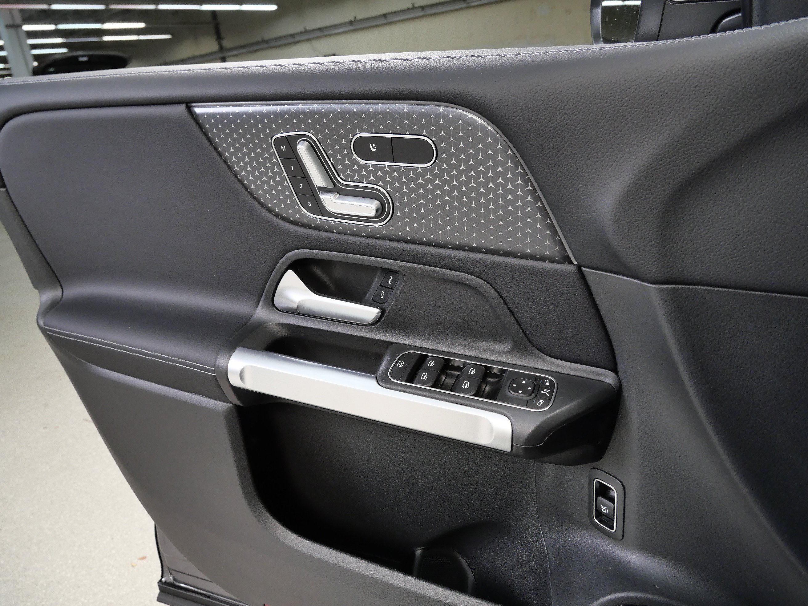 New 2026 Mercedes-Benz GLB 250 4MATIC image 13