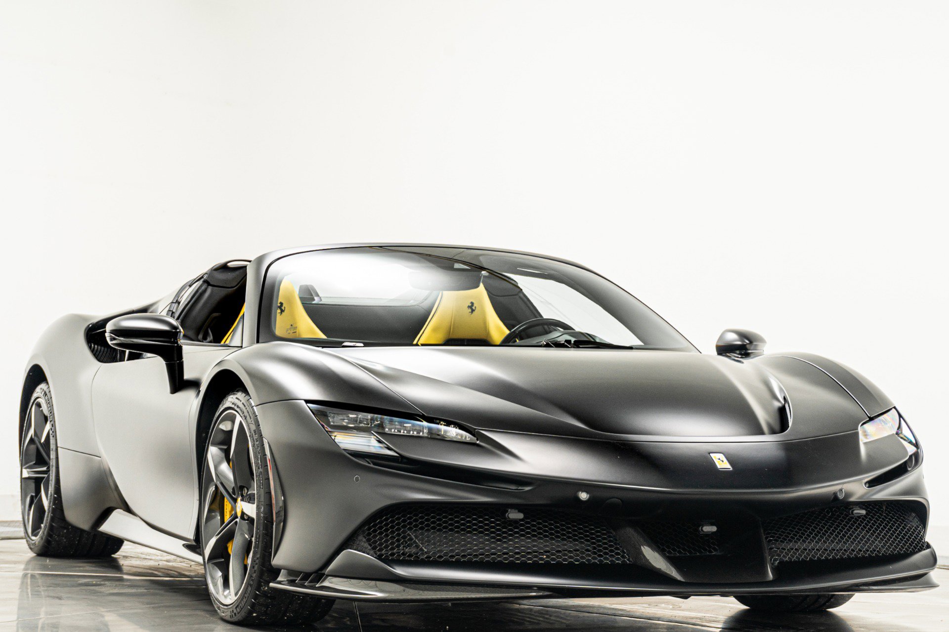 Used 2024 Ferrari SF90 Spider image 3