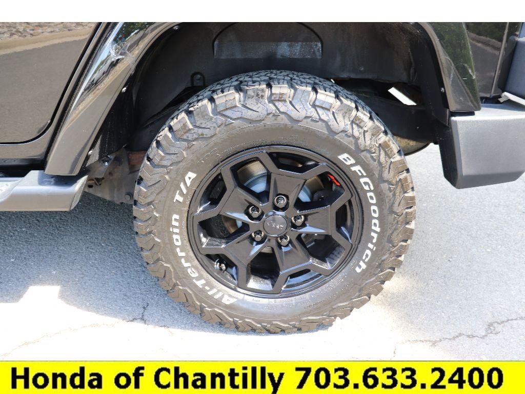 Used 2015 Jeep Wrangler Unlimited Sahara w/ Connectivity Group AWD/4WD image 25