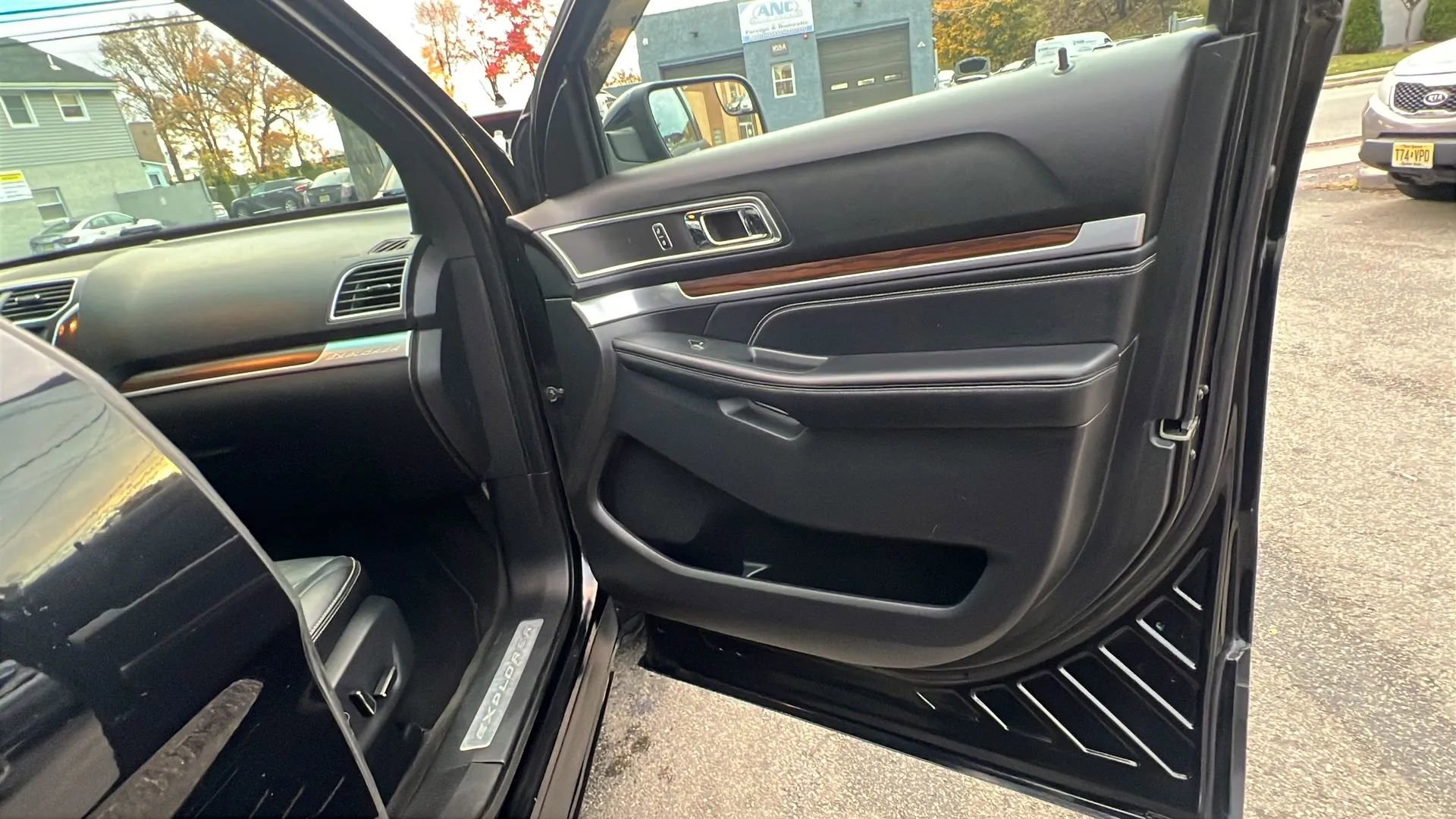 Used 2016 Ford Explorer Limited image 32