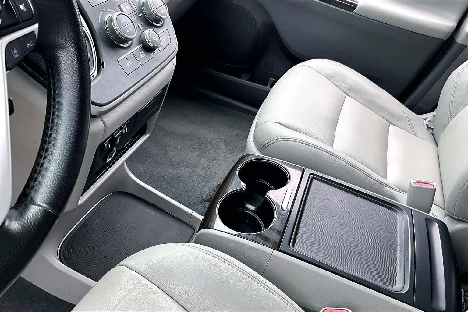 Used 2020 Toyota Sienna XLE Premium FWD image 15