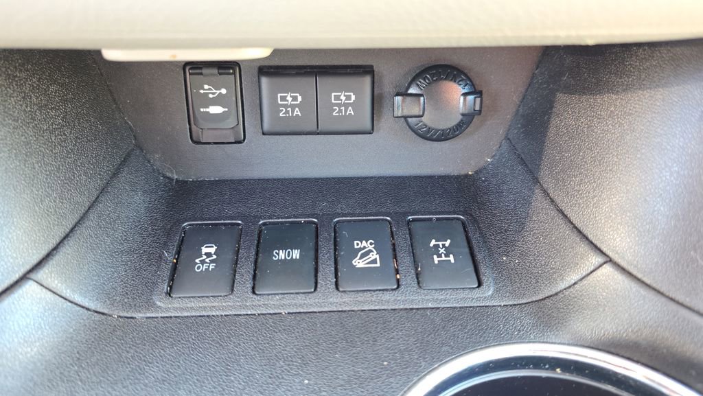 Used 2017 Toyota Highlander XLE w/ Carpet Mat Package AWD/4WD image 21