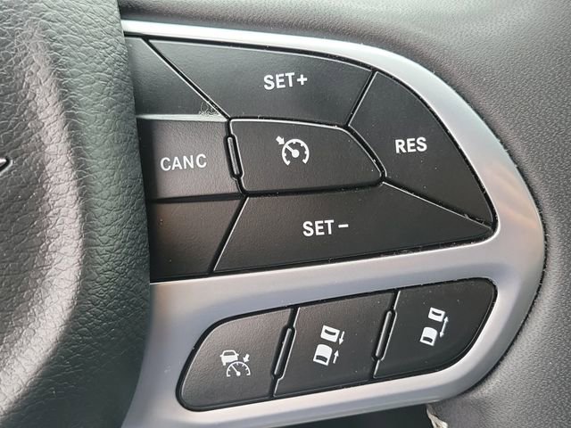 Used 2025 Chrysler Pacifica Select FWD image 9