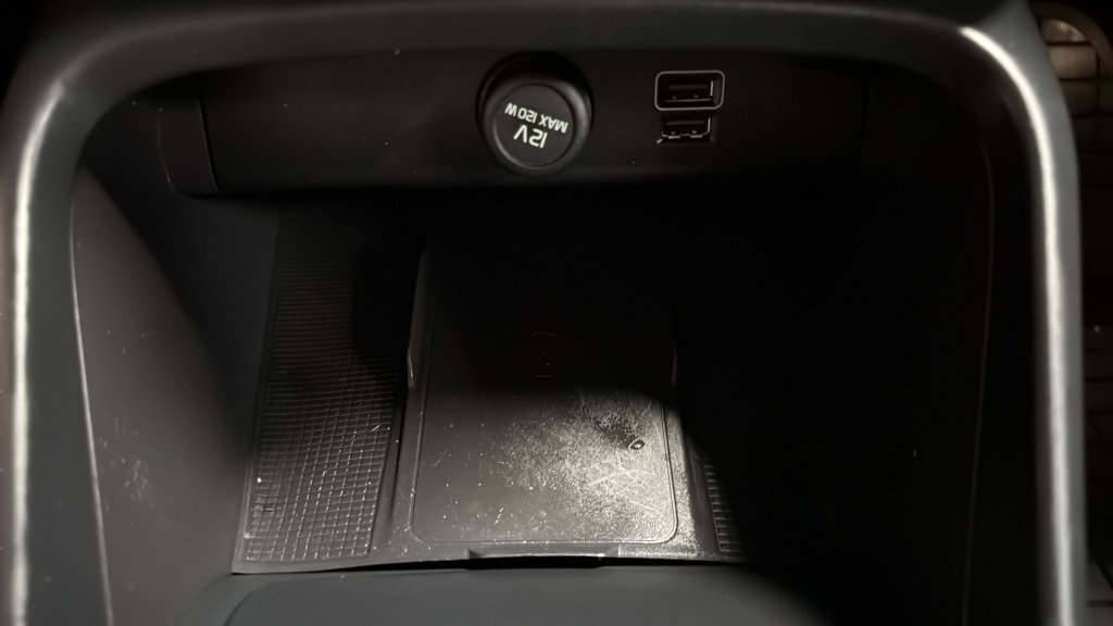 Used 2022 Volvo XC40 T5 Momentum image 32