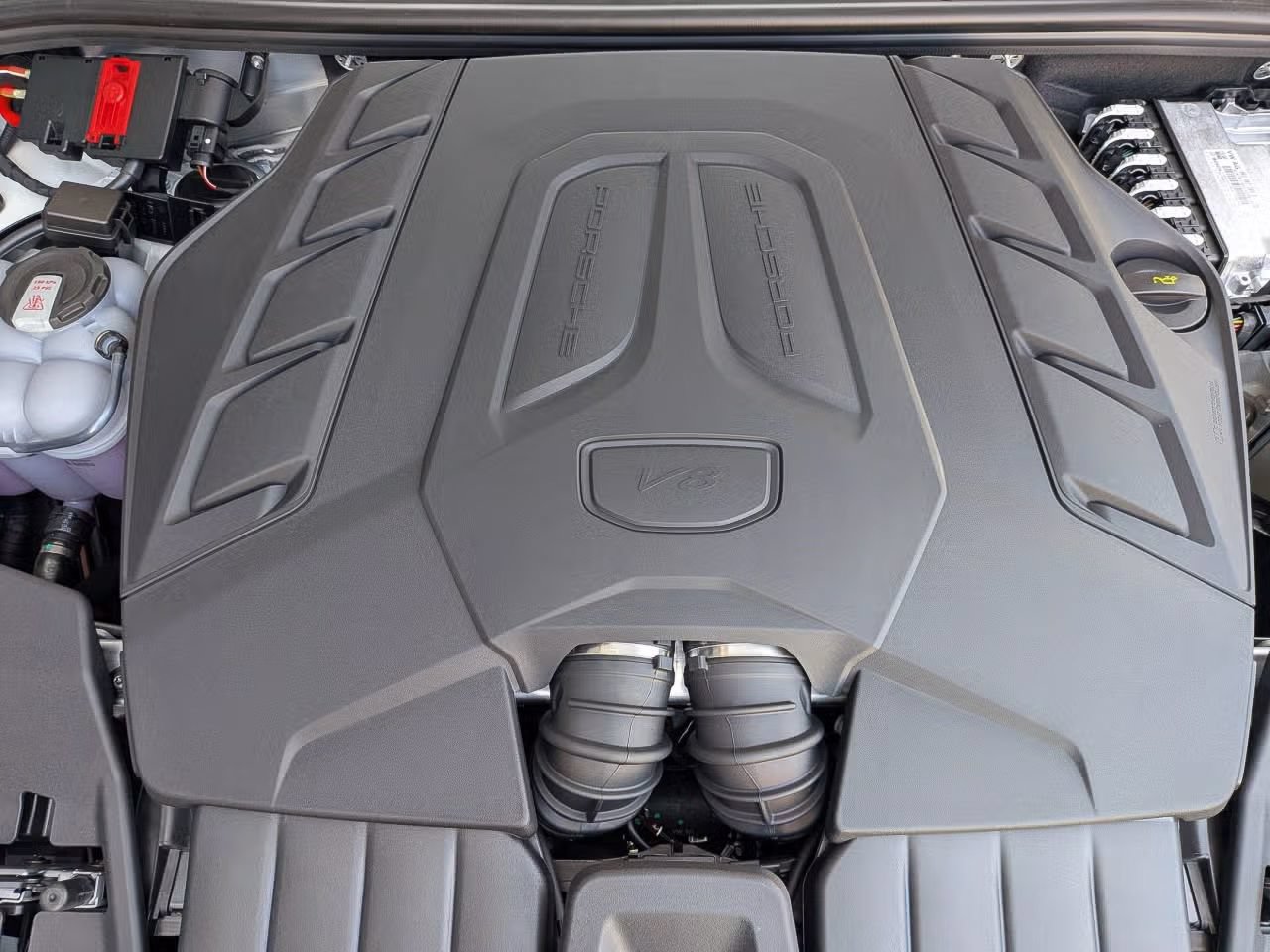 Certified 2025 Porsche Cayenne S AWD/4WD image 28